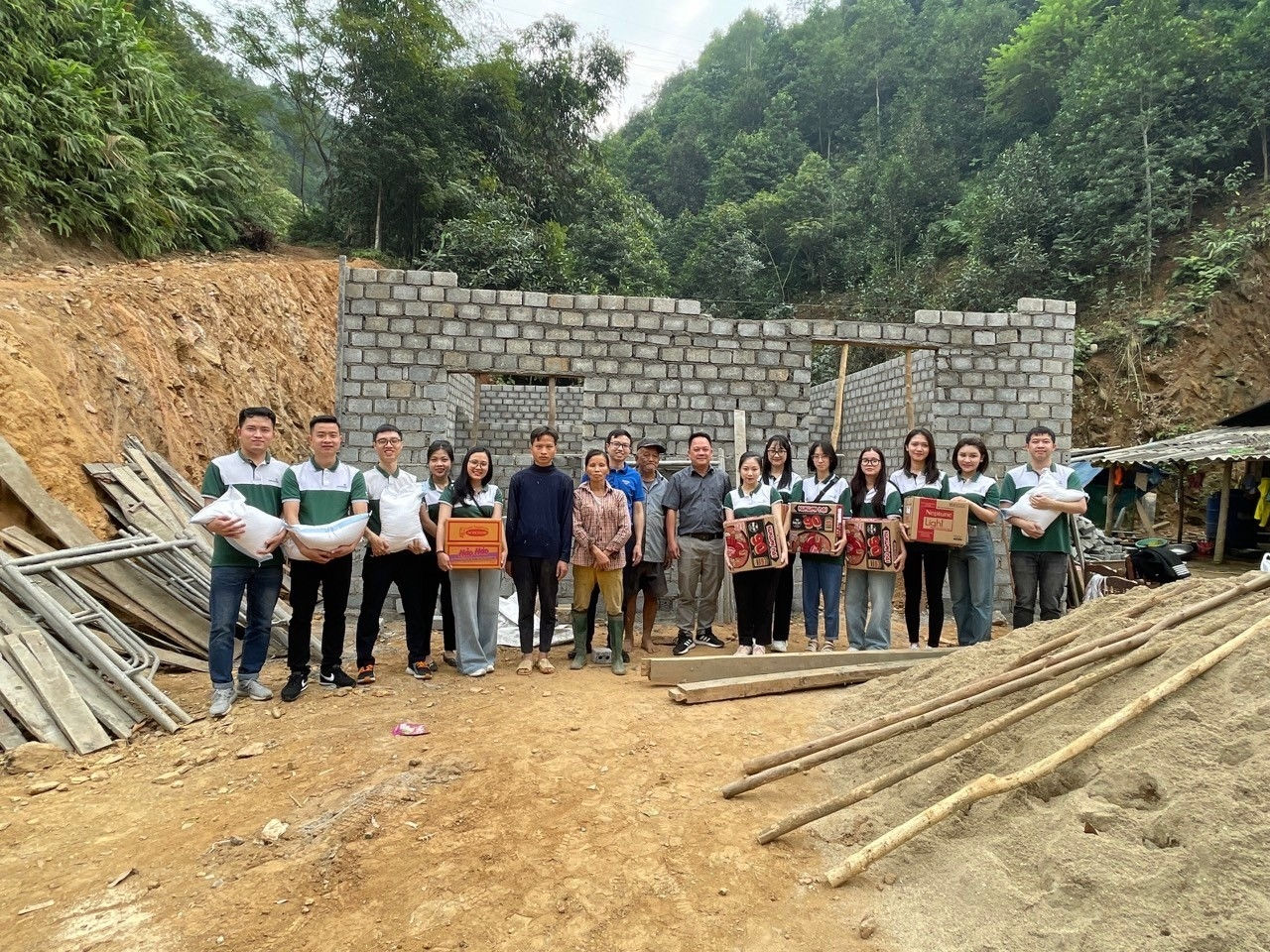 Vietcombank mang quà Tết đến người nghèo bên ngôi nhà tình nghĩa đang hoàn thiện do Vietcombank hỗ trợ kinh phí xây dựng Vietcombank mang quà Tết đến người nghèo bên ngôi nhà tình nghĩa đang hoàn thiện do Vietcombank hỗ trợ kinh phí xây dựng