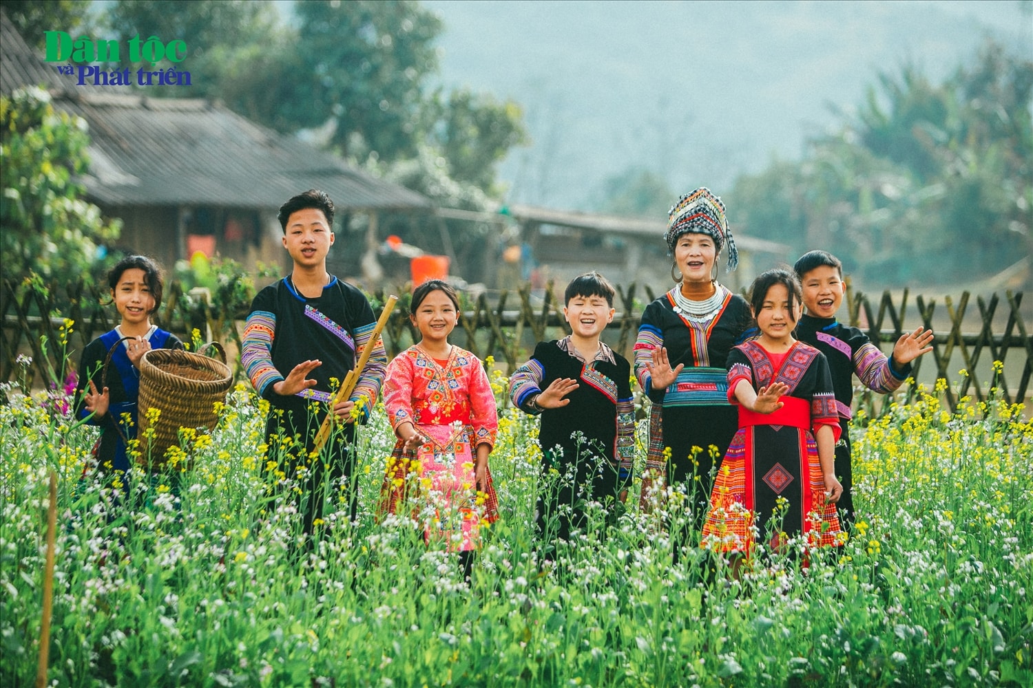 Lớp học của cô Tú Liên dạy ba thứ tiếng: tiếng Anh, tiếng Mông và tiếng phổ thông. Bên cạnh đó, các em học sinh còn được cô dạy kỹ năng sống và tìm hiểu những giá trị văn hoá truyền thống bản địa. Đặc biệt, lớp học ấy hoàn toàn miễn phí. Lớp học của cô Tú Liên dạy ba thứ tiếng: tiếng Anh, tiếng Mông và tiếng phổ thông. Bên cạnh đó, các em học sinh còn được cô dạy kỹ năng sống và tìm hiểu những giá trị văn hoá truyền thống bản địa. Đặc biệt, lớp học ấy hoàn toàn miễn phí.