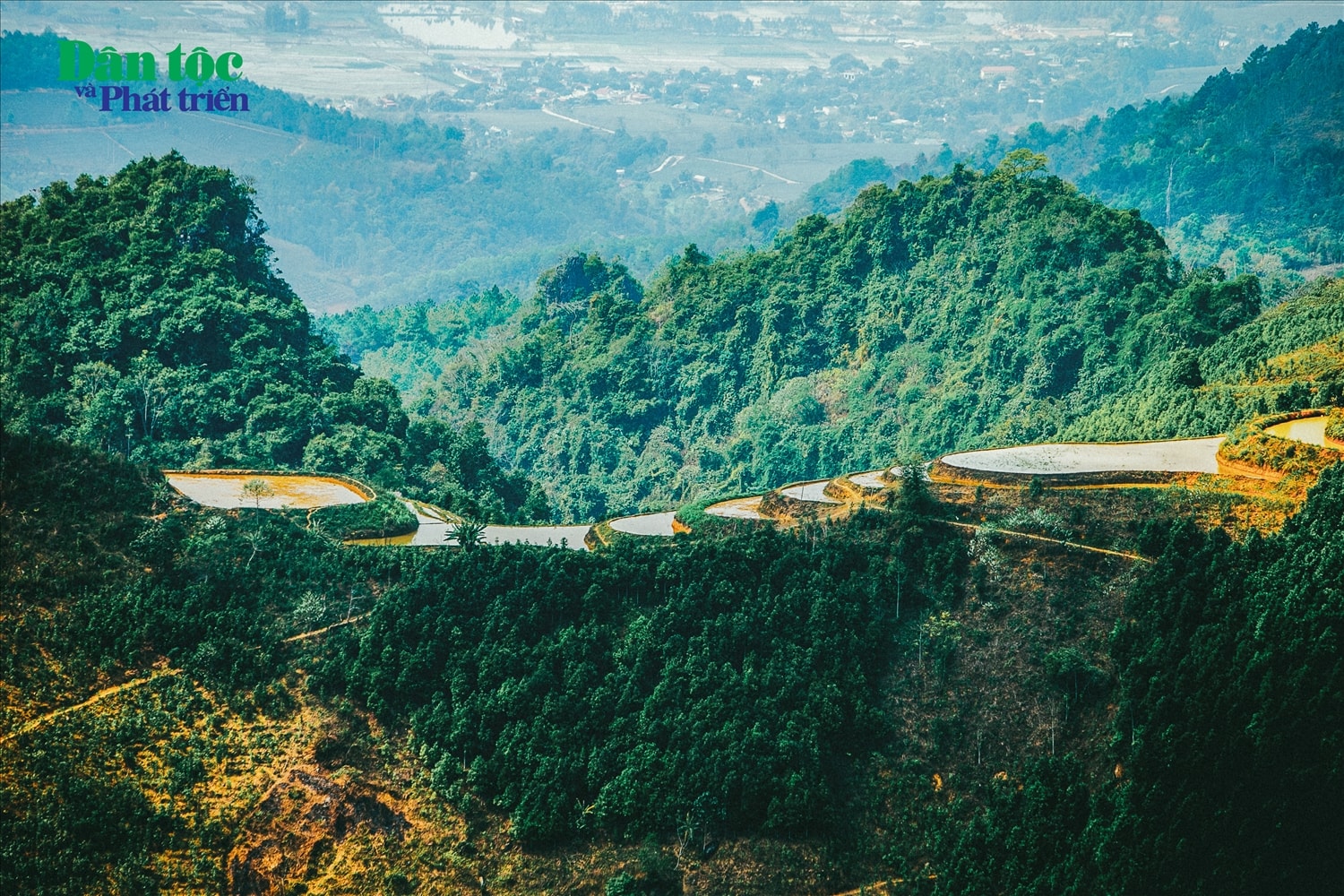Với địa hình núi dốc, đồng bào Dân tộc Mông nơi đây đã tận dụng những vị trí phù hợp để canh tác lúa nước bên cạnh sinh kế chính là thu hái và sản xuất trà Với địa hình núi dốc, đồng bào Dân tộc Mông nơi đây đã tận dụng những vị trí phù hợp để canh tác lúa nước bên cạnh sinh kế chính là thu hái và sản xuất trà