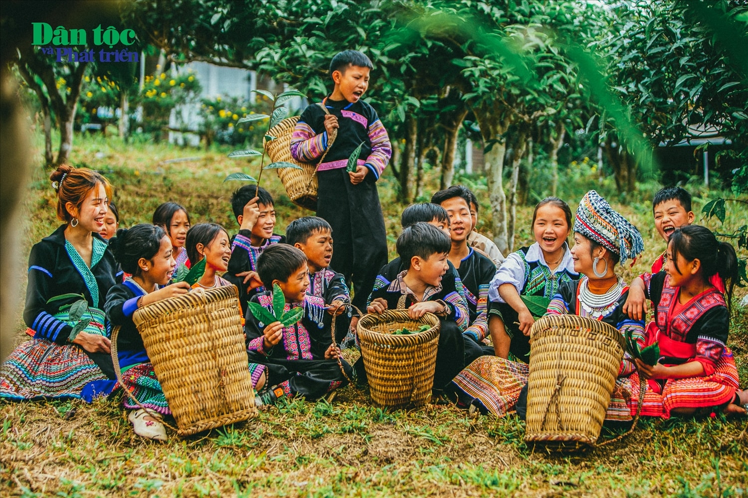 Giữa tiếng cười rộn rã của các em, cô Liên nói với tôi: “Chẳng ngờ được mấy năm trước các em là những đứa trẻ dè dặt, sợ hãi trước mọi thứ, các em chỉ biết đi tra ngô thôi, các em giờ đã tự tin và trưởng thành hơn rất nhiều. Giữa tiếng cười rộn rã của các em, cô Liên nói với tôi: “Chẳng ngờ được mấy năm trước các em là những đứa trẻ dè dặt, sợ hãi trước mọi thứ, các em chỉ biết đi tra ngô thôi, các em giờ đã tự tin và trưởng thành hơn rất nhiều.