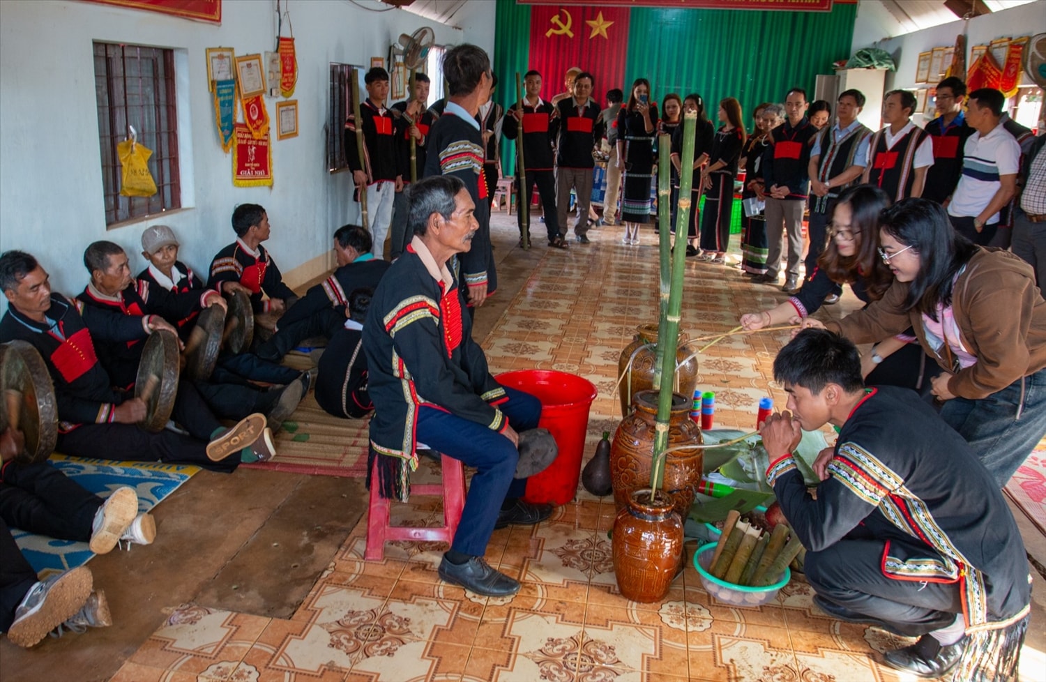 Mọi người cùng nhau về Nhà cộng đồng tiếp tục thực hiện các nghi thức và thưởng thức rượu cần