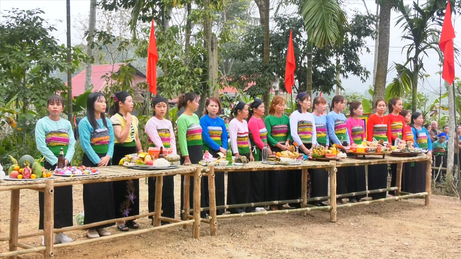 Các mâm lễ vật của mỗi thôn bản