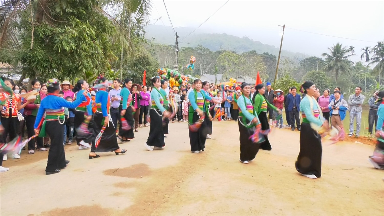 Bà con tham gia hội tung còn