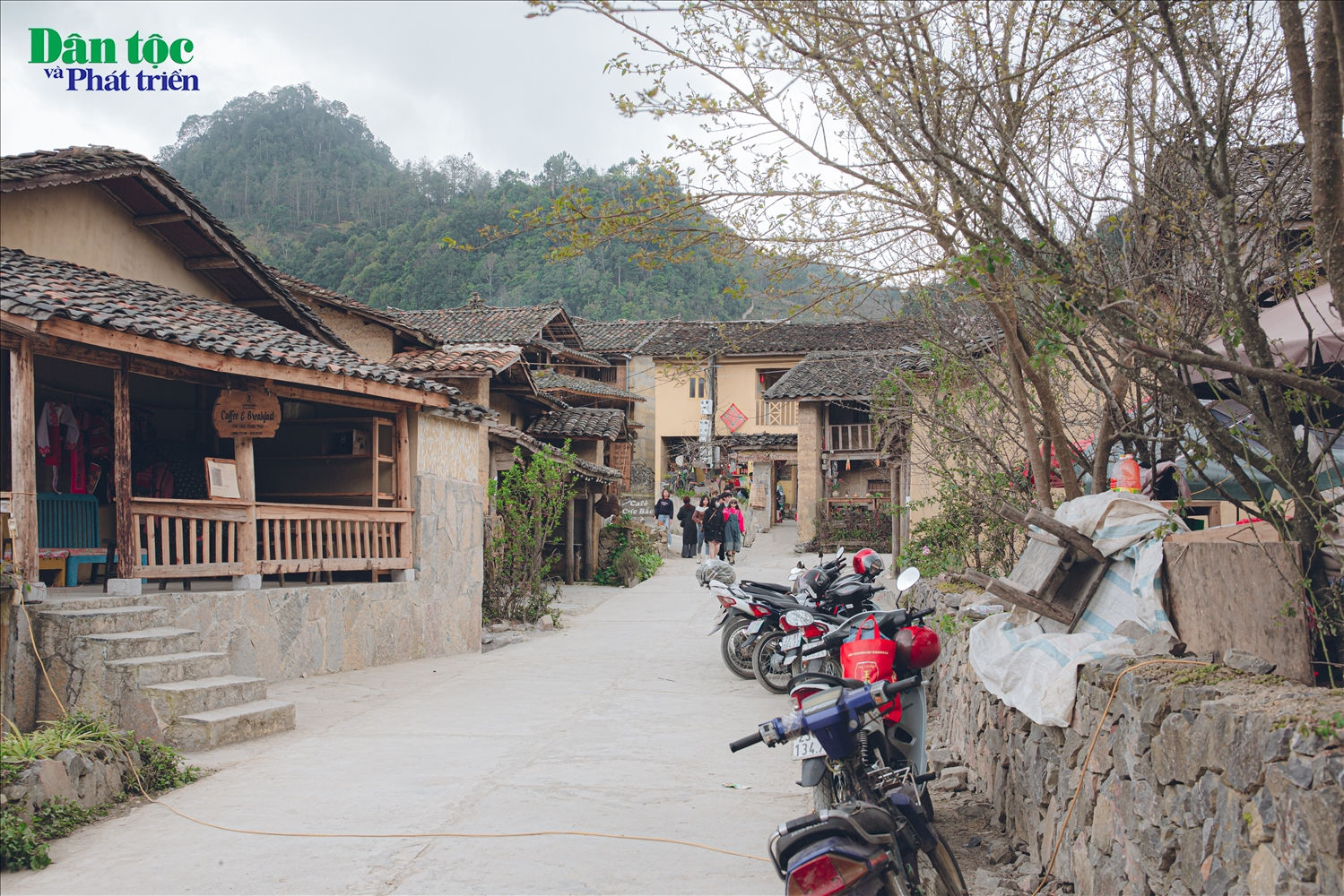 Những hàng rào đá bao quanh nhà với từng viên đá được xếp thủ công khéo léo, tạo điểm nhấn trong không gian đậm đà bản sắc văn hóa của người Lô Lô