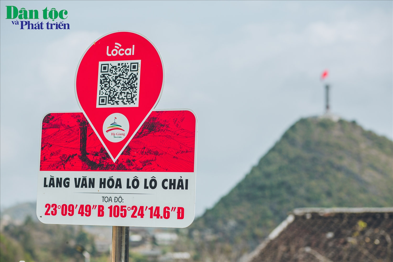 Làng văn hóa Lô Lô Chải nằm ngay dưới chân núi Rồng chỉ cách cột cờ Lũng Cú khoảng 1km