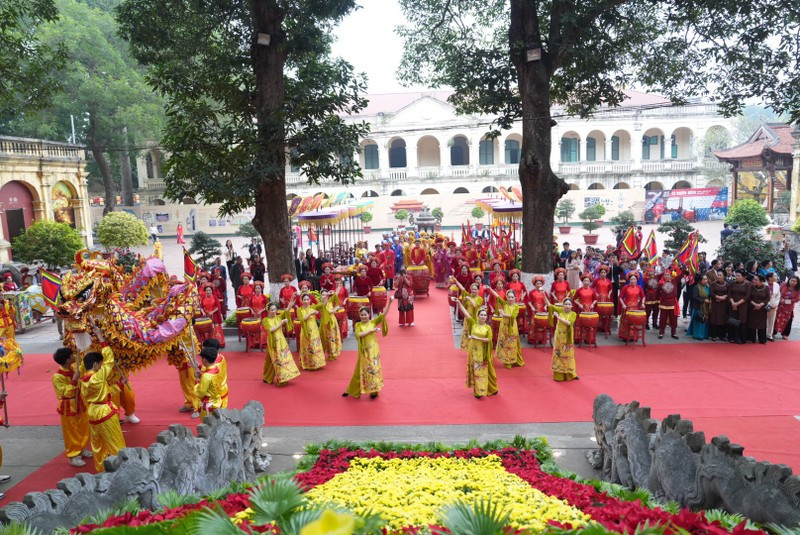 Hoàng thành Thăng Long rực rỡ trong Lễ dâng hương khai xuân.