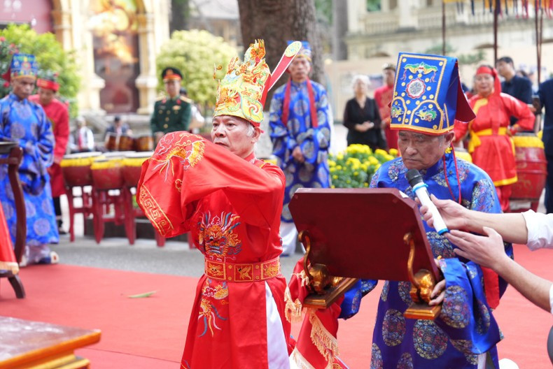 Nghi lễ dâng hương diễn ra trong không khí trang nghiêm.