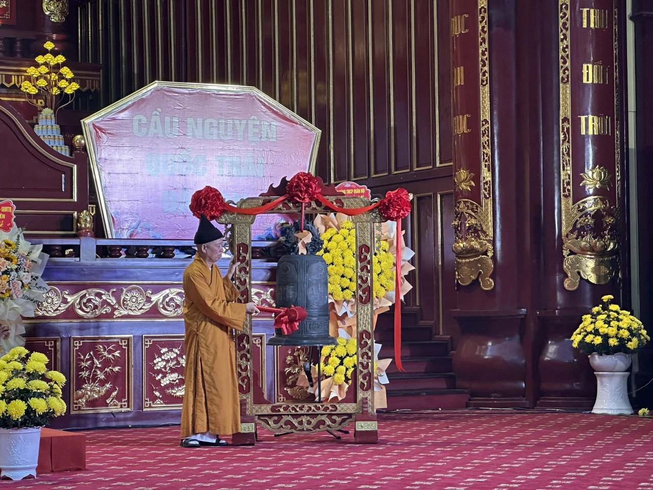 Hoà thượng Thích Thanh Quyết, Phó chủTrưởng Ban Trị sự Giáo hội Phật giáo tỉnh Quảng Ninh Thích Thanh Quyết thỉnh chuông khai hội xuân Yên Tử 2024