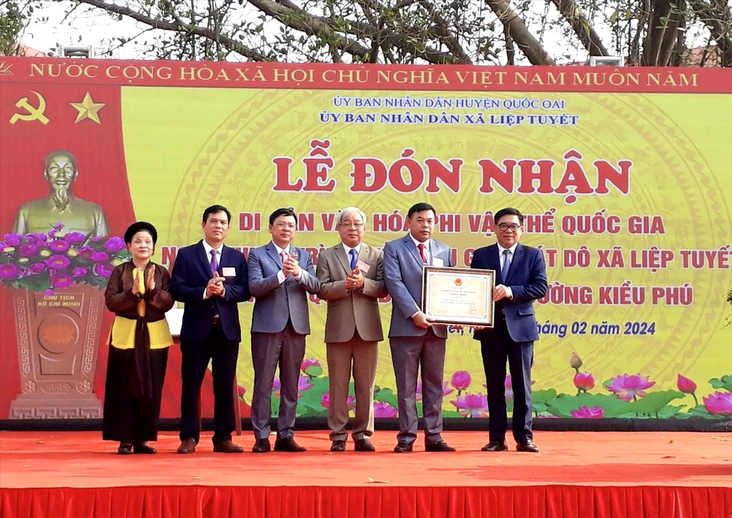 Thừa ủy quyền Bộ trưởng Bộ Văn hóa, Thể thao và Du lịch, Giám đốc Sở Văn hóa và Thể thao Hà Nội Đỗ Đình Hồng trao Bằng công nhận Di sản văn hóa phi vật thể quốc gia hát Dô cho đại diện lãnh đạo và nhân dân xã Liệp Tuyết. Ảnh: Hoàng Sơn