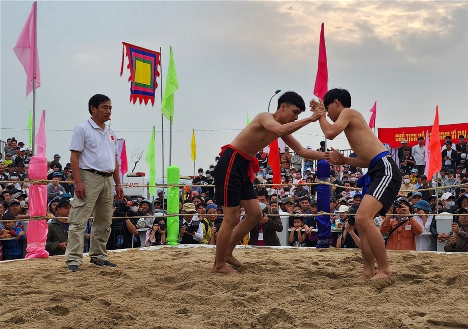 Các đô vật dự đấu không nhất thiết phải là người địa phương mà bất kỳ khán giả nào cũng có thể được lên sới đấu vật. 