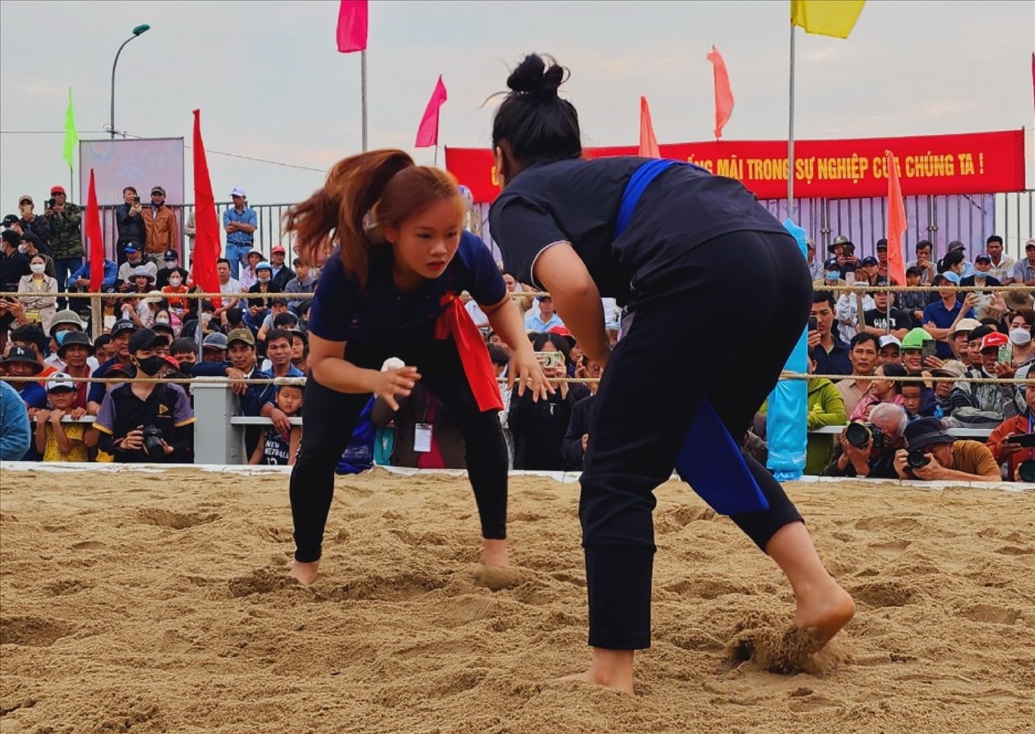 Nhiều đô vật nữ cũng tham gia thi đấu.