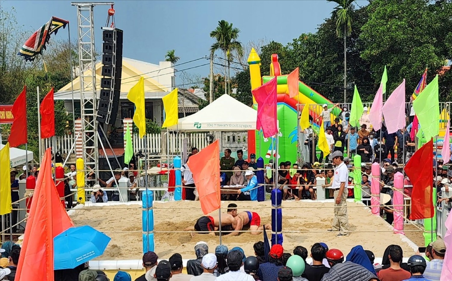 Toàn cảnh sới Vật làng Sình