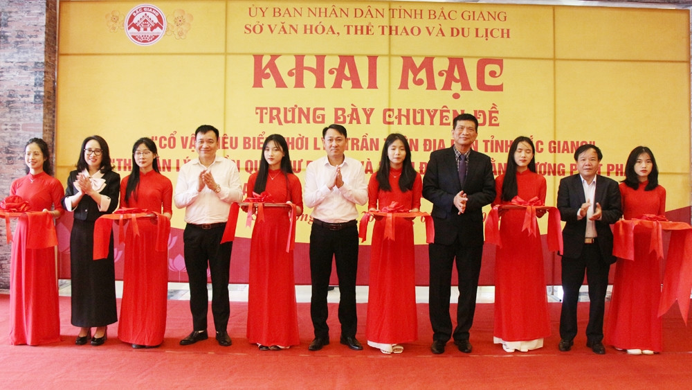 Các đại biểu cắt băng khai mạc trưng bày