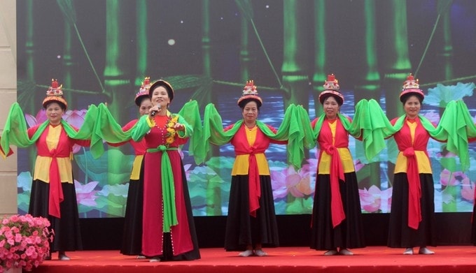 Đội văn nghệ múa đèn chạy chữ làng Nhân Cao biểu diễn tiết mục 