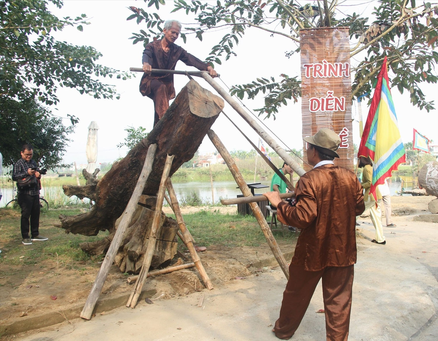Các nghệ nhân đang trình diễn nghề mộc tại ngày hội