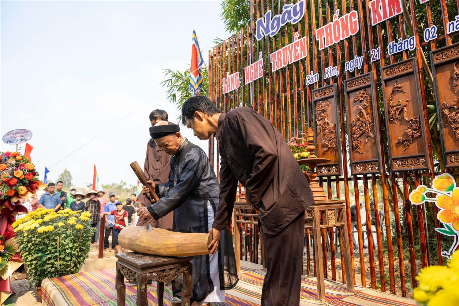 Các nghệ nhân đang trình diễn nghề mộc tại ngày hội