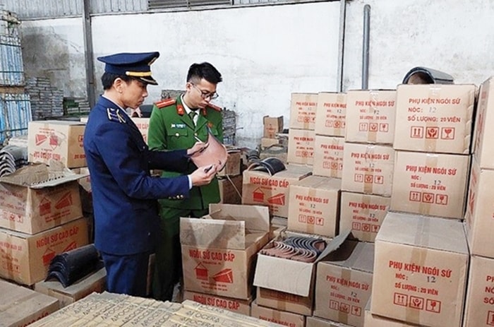 Lực lượng chức năng kiểm tra đột xuất Công ty Ngọc Sơn đã phát hiện 11.120 viên ngói các loại có dấu hiệu giả mạo nhãn hiệu Viglacera và nhãn hiệu Prime