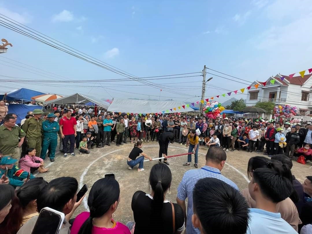 Đông đảo du khách thích thú với môn thi đấu đẩy gậy