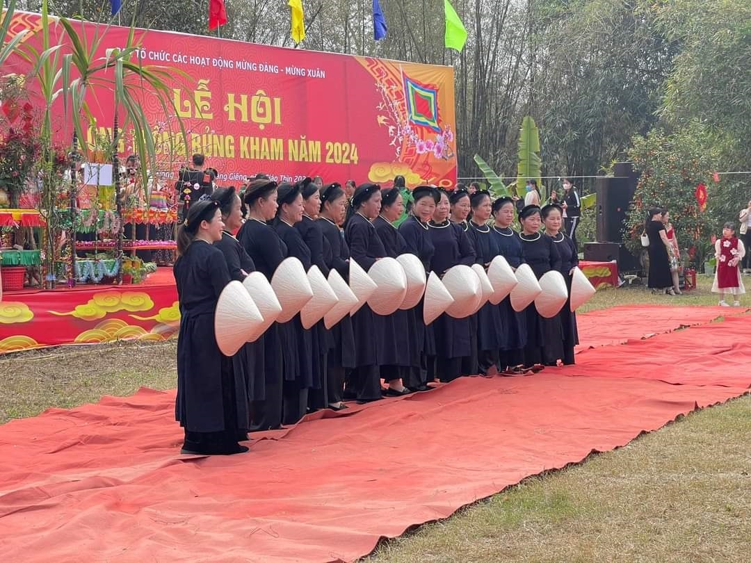 Ngày hội không thể thiếu các tiết mục biểu diễn các làn diệu hát then, sli, lượn…