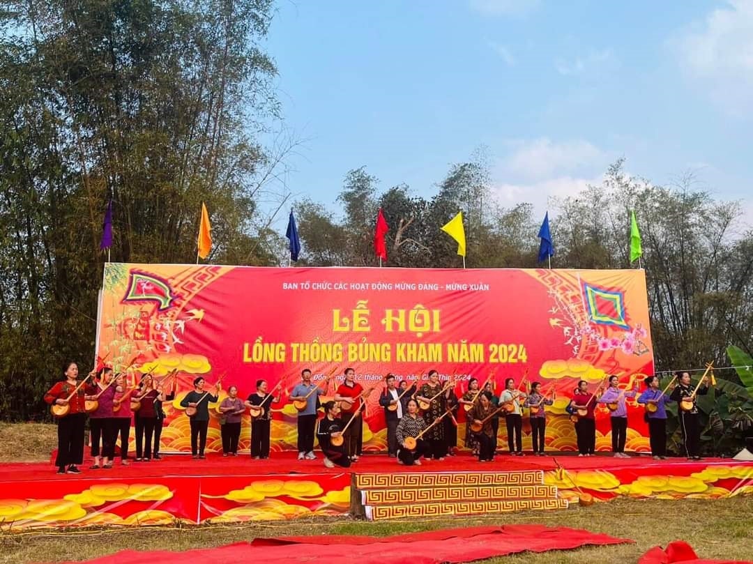 Lễ hội Bủng Kham có từ xa xưa và được tổ chức tại cánh đồng trước thôn Nà Phái, xã Đại Đồng