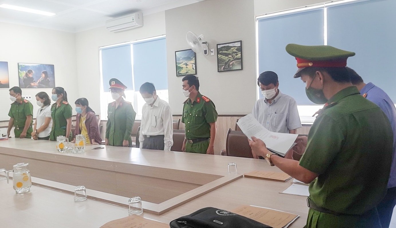 Thời điểm cơ quan công an thi hành các quyết định khởi tố vụ án, khởi tố bị can, lệnh khám xét để phục vụ điều tra