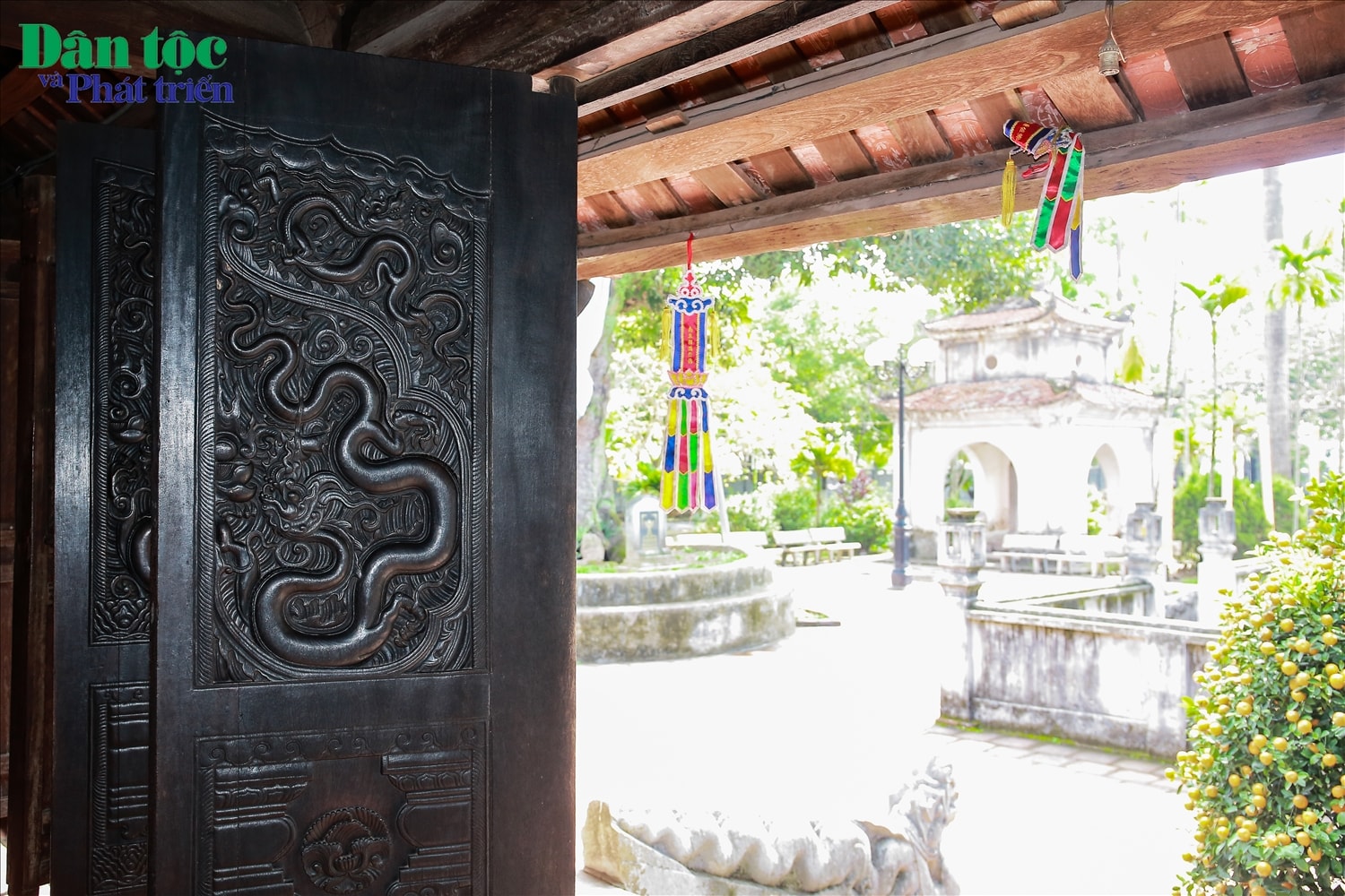 Mỗi cánh cửa đều có chân quay ở hai đầu của cùng phía trong. Để cánh cửa hoạt động, các chân quay ở phía trên được khớp với các lỗ chân quay trên “bậu cửa” ăn mộng với xà hạ. Các chân quay phía dưới ăn mộng với bốn cối quay bằng đá xanh. Tất cả đều là khối đá có mặt cắt bằng 2/3 hình tròn, hai khối giữa cao 0,22 m, đường kính 0,28m, chân cối quay bằng hình chữ nhật (0,42m x 0,33m). Chỗ chân quay tròn đường kính 0,07m, hai khối hai bên nhỏ hơn một chút: cao 0,22m, đường kính 0,24m, chân đế dài 0,34m, rộng 0,29m.