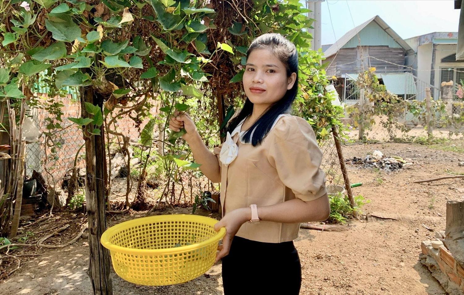 Nữ thanh niên dân tộc Gia Rai Siu H’Hoa gác lại công việc, viết đơn tình nguyện đăng ký tham gia nghĩa vụ quân sự Nữ thanh niên dân tộc Gia Rai Siu H’Hoa gác lại công việc, viết đơn tình nguyện đăng ký tham gia nghĩa vụ quân sự