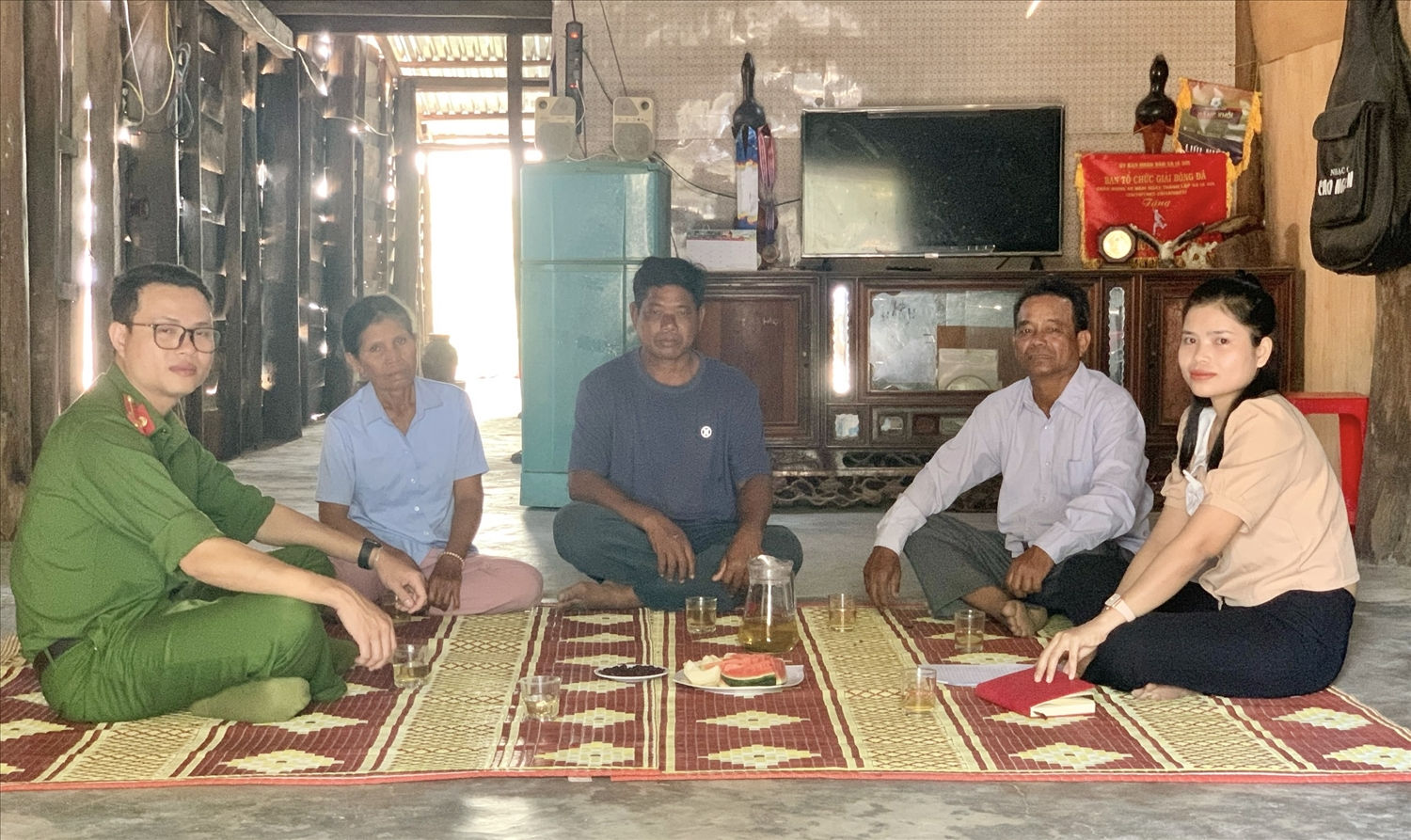 Cán bộ Công an thăm hỏi, động viên tân binh Siu H'Hoa và gia đình trước khi lên đường nhập ngũ Cán bộ Công an thăm hỏi, động viên tân binh Siu H'Hoa và gia đình trước khi lên đường nhập ngũ