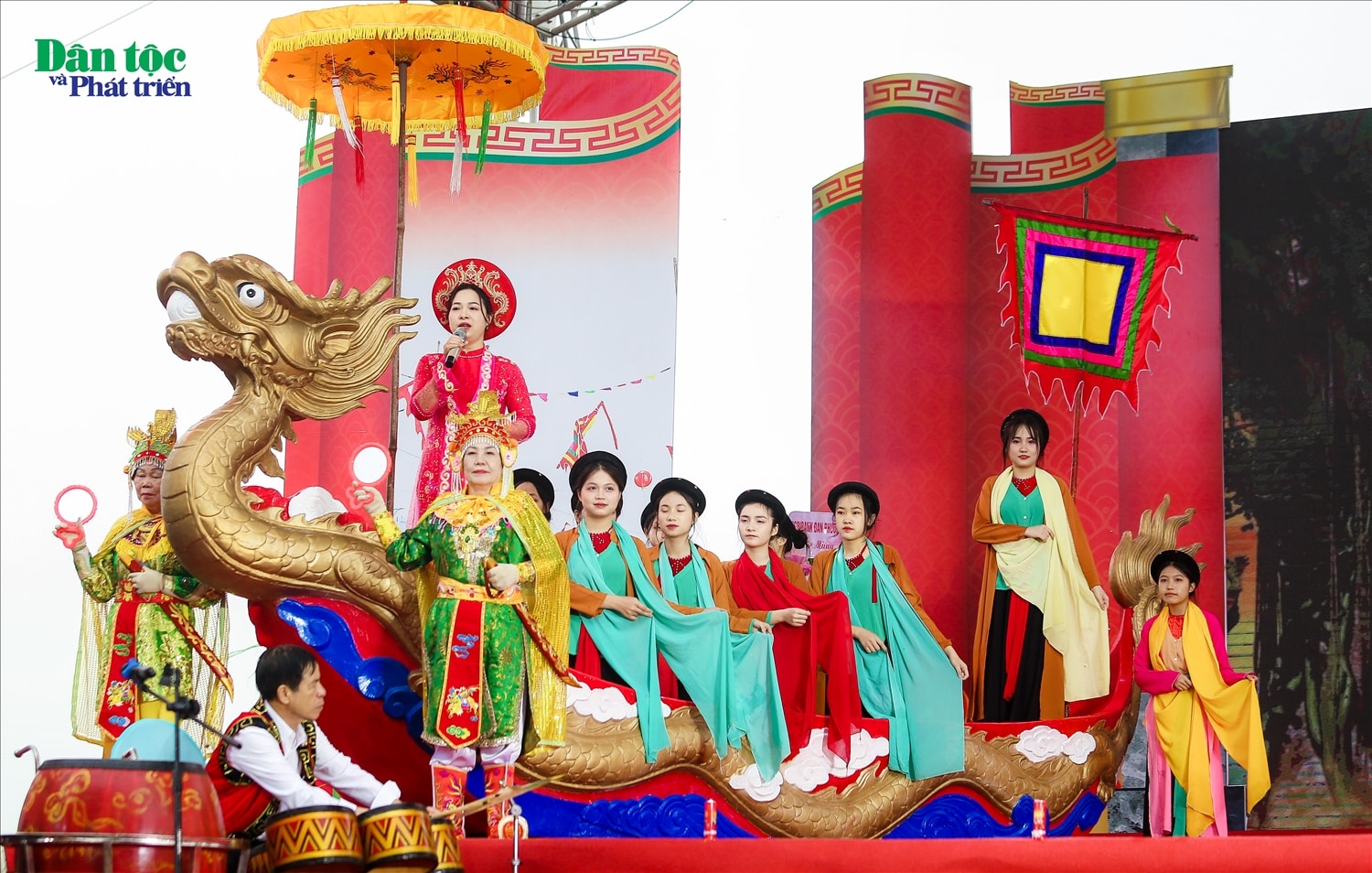 Đặc sắc nhất trong lễ hội là màn hát Chèo tàu với các làn điệu đối đáp giữa hai tàu – là những chiếc thuyền rồng bằng gỗ, không để hạ thủy mà chèo tượng trưng trên cạn. Mỗi tàu 13 người gồm bà chúa tàu, 2 cái tàu và 10 con tàu. Khi biểu diễn, bà chúa tàu đánh thanh la, 2 cái tàu lĩnh xướng và các con tàu hát họa theo. Phía sau là đôi voi với hai quản tượng có nhiệm vụ thổi tù và làm hiệu.