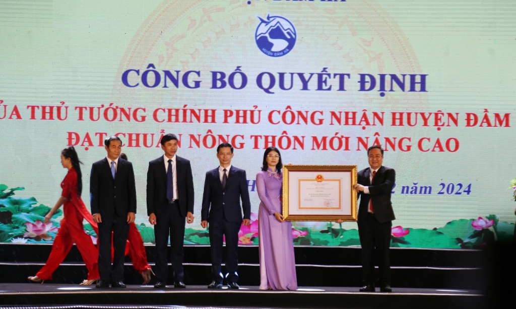 Thừa ủy quyền của Chính phủ, Phó Bí thư Tỉnh ủy Quảng Ninh Đặng Xuân Phương trao Quyết định của Thủ tướng Chính phủ công nhận huyện Đầm Hà đạt chuẩn Nông thôn mới nâng cao