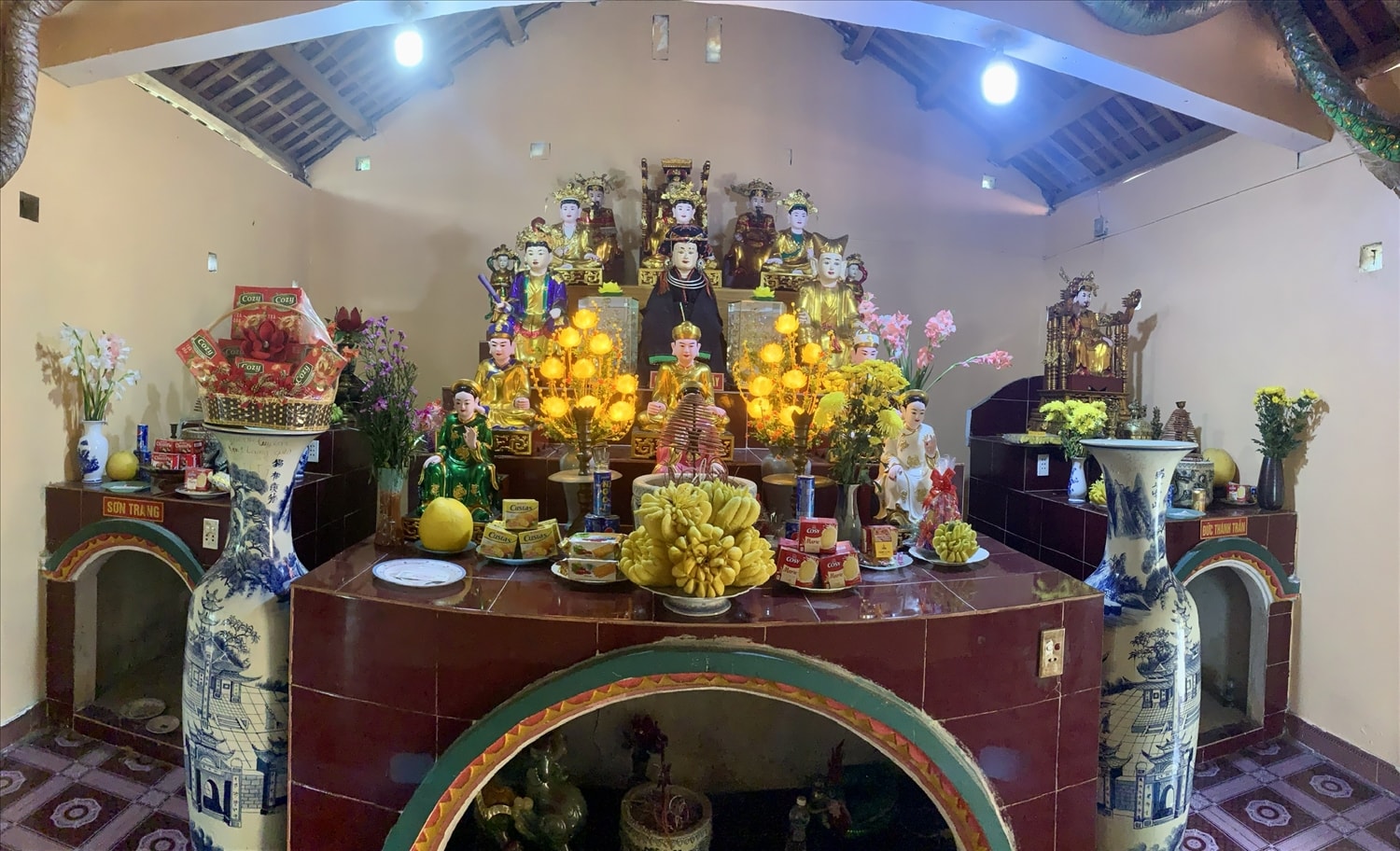 Ban thờ bà Chúa Đầm Mây trong Đền Đầm Mây 