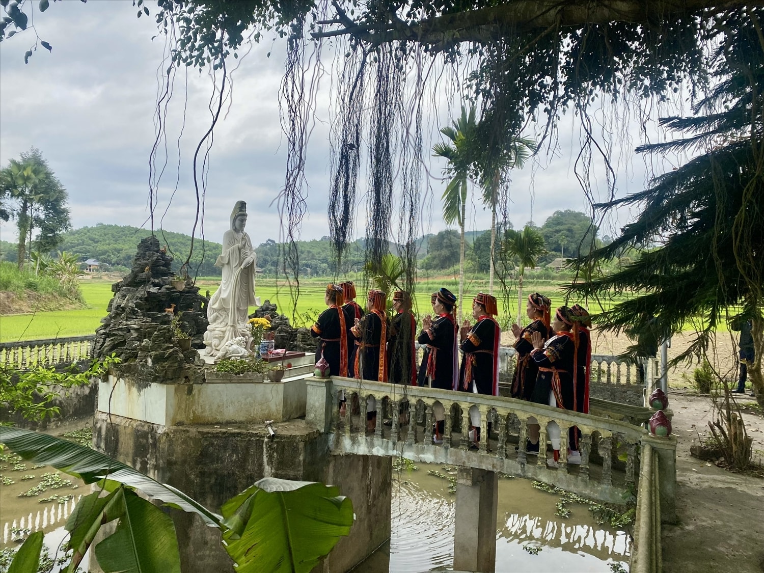 Tương truyền hễ ai lấy nước ở Đầm Mây mang lên làm lễ tại Đền, sau đó vảy lên người thì cả năm đó gia đình bình an, làm ăn thuận lợi, phát tài, phát lộc