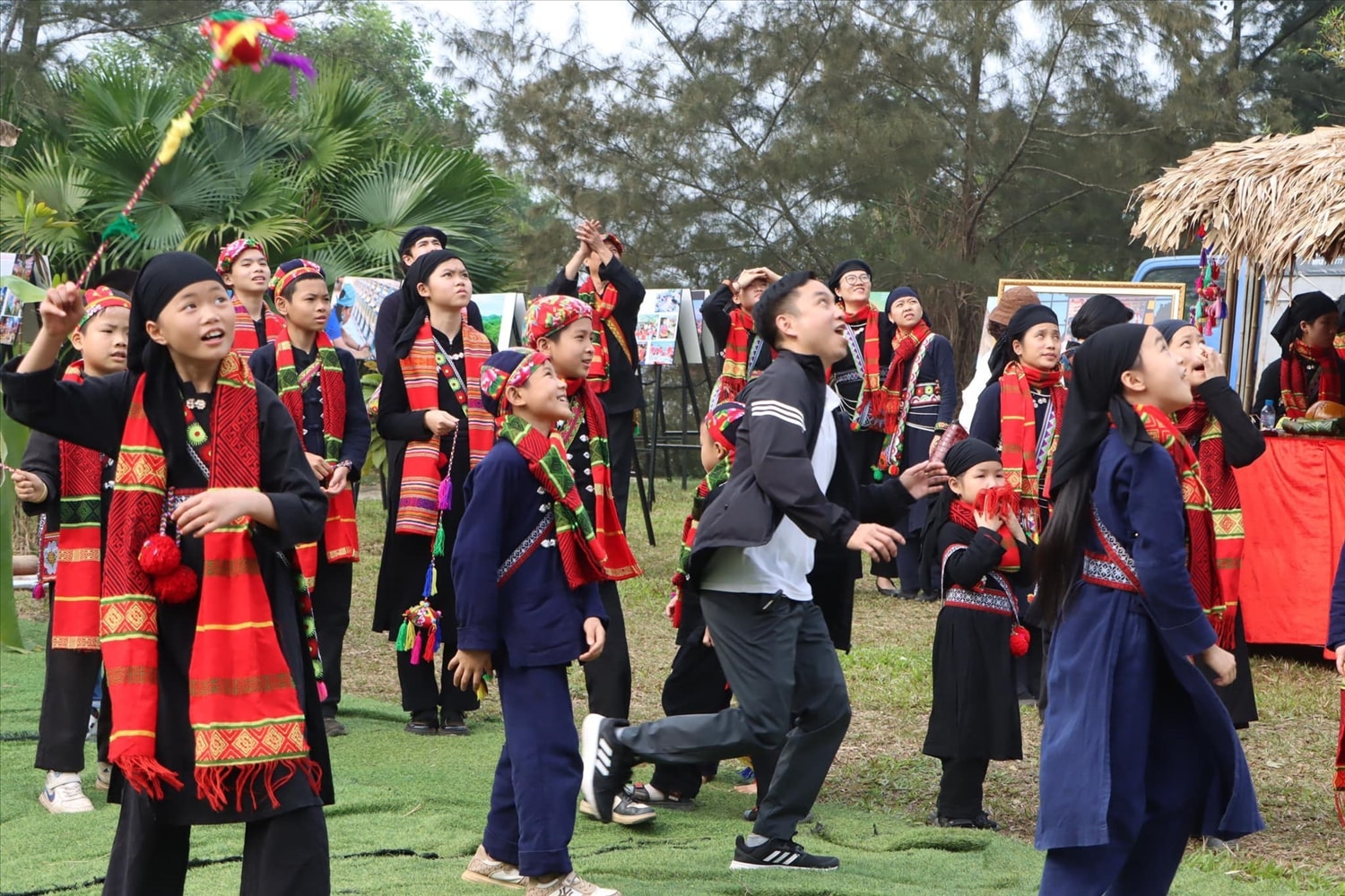 Tại lễ hội có những tiết mục dân ca, dân vũ, hát Sli, hát Lượn, đàn tính, tung còn... cũng tạo nên một không khí vui tươi, phấn khởi, đầm ấm Tại lễ hội có những tiết mục dân ca, dân vũ, hát Sli, hát Lượn, đàn tính, tung còn... cũng tạo nên một không khí vui tươi, phấn khởi, đầm ấm
