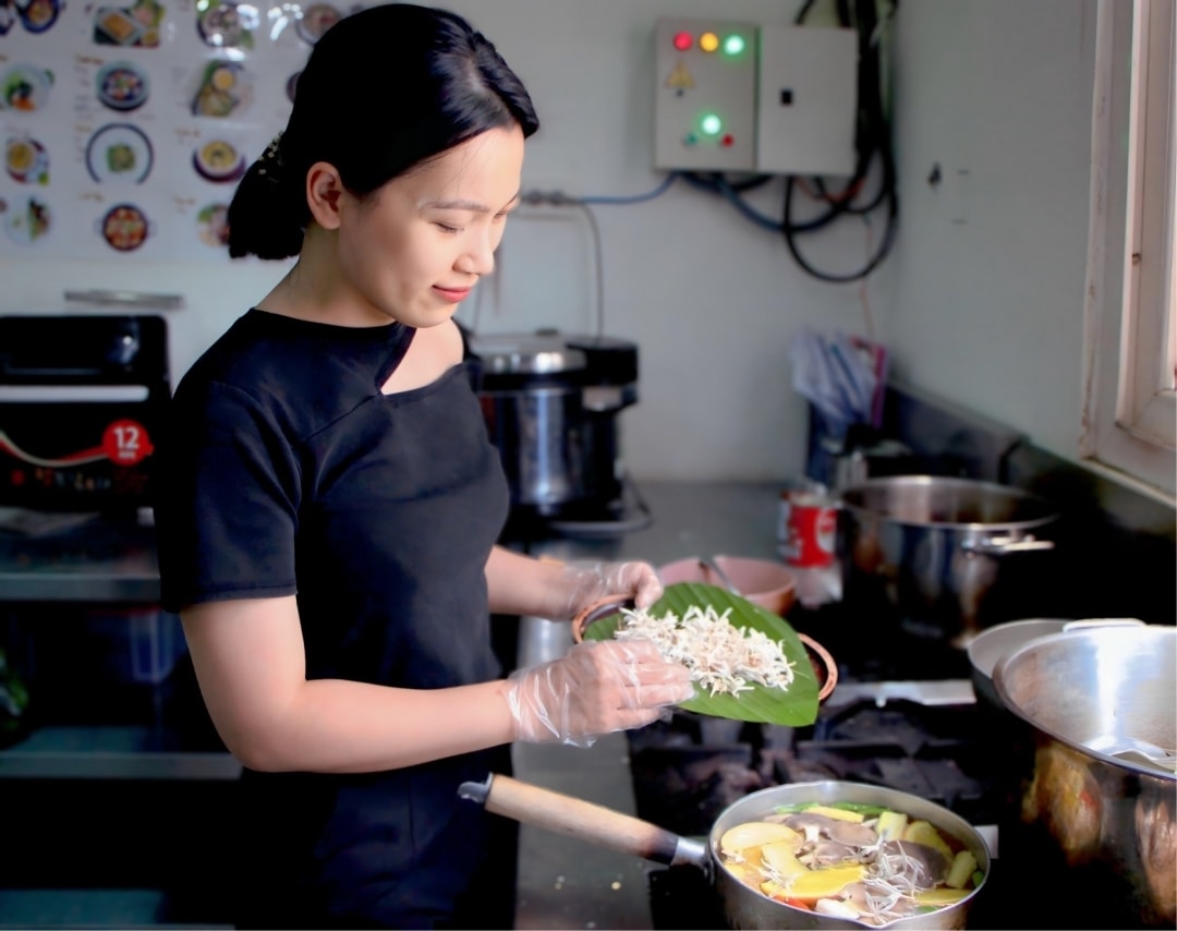 Chị Nguyễn Thị Kim Thanh sáng tạo món lẩu hoa cà phê độc lạ (Anh: Thu Thảo)