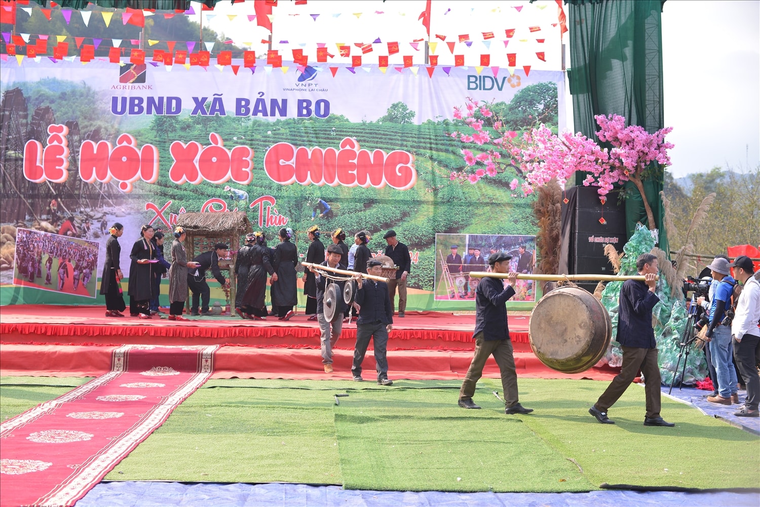Theo phong tục, thầy cúng và dân bản làm lễ xin phép thần linh được mang chiêng, trống ra suối xin nước rửa chiêng.