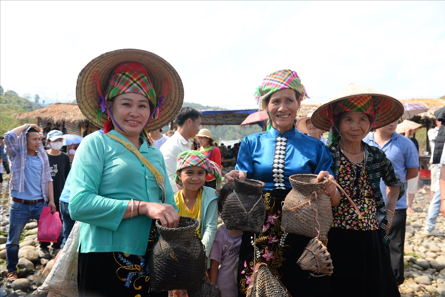 Bà con chuẩn bị dụng cụ vào phần thi bắt cá suối…