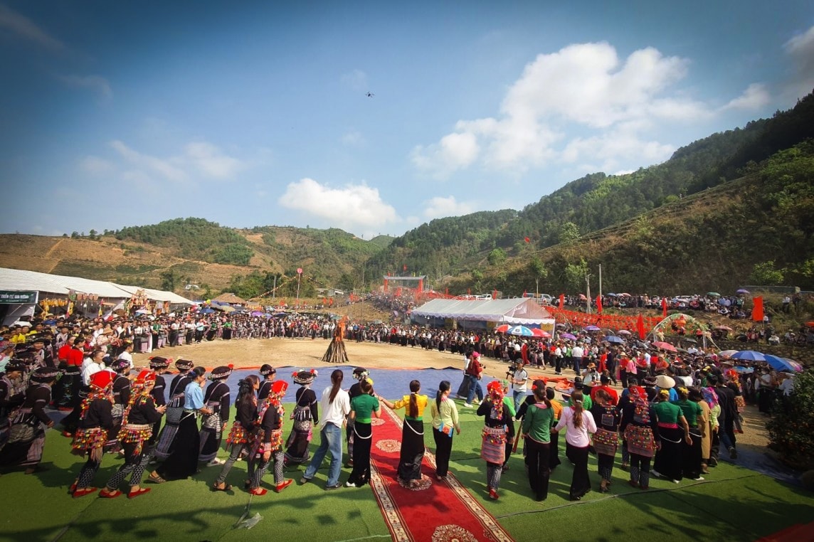 Người Thái có câu: “Không xòe cây lúa không thành bông…”. Vậy nên, sau phần lễ có khách vui hội, bà con lại kéo vào vui xòe.