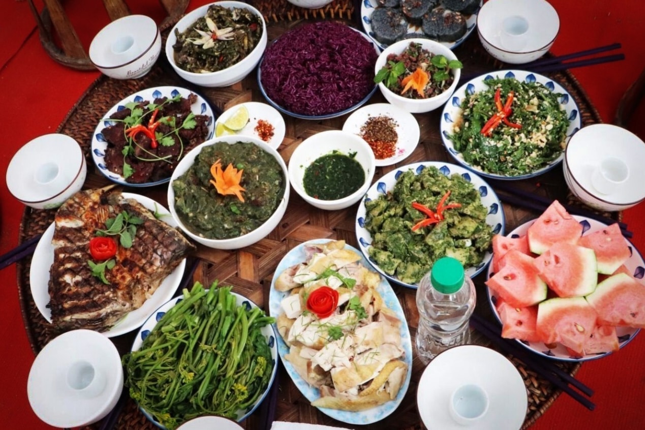  Đến Lễ hội Xòe chiêng, du khách được thưởng thức những món ẩm thực độc đáo, riêng có của đồng bào Thái nơi đây.