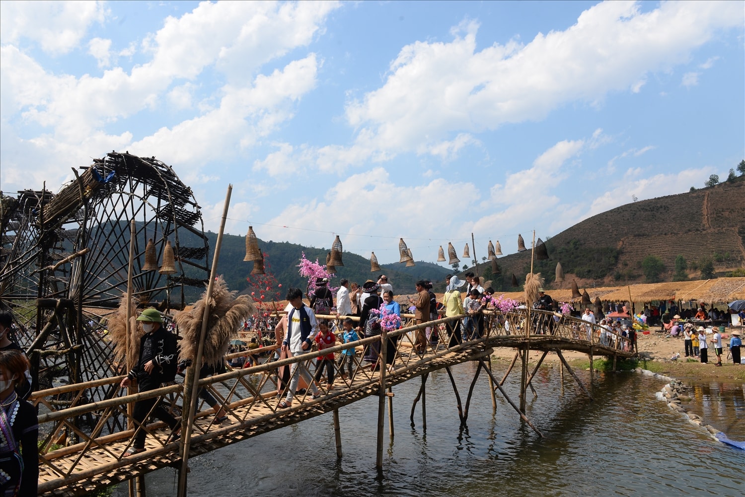  Sau lễ hội, du khách được chiêm ngưỡng vẻ đẹp hùng vĩ, nên thơ của điểm du lịch cọn nước Nà Khương với những cọn nước khổng lồ lớn nhất, nhiều nhất miền Bắc.