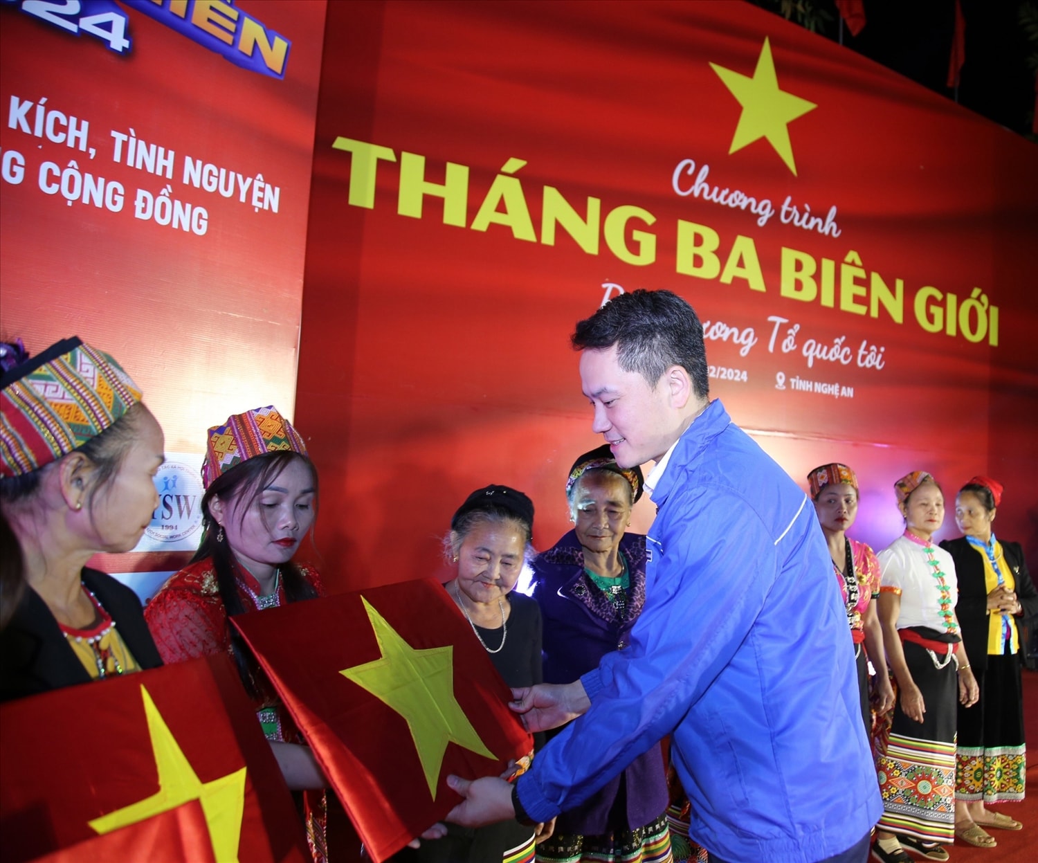 Anh Nguyễn Kim Quy, Phó Chủ tịch Thường trực Trung ương Hội LHTN Việt Nam tặng cờ Tổ quốc cho các hộ dân bảo vệ đường biên Anh Nguyễn Kim Quy, Phó Chủ tịch Thường trực Trung ương Hội LHTN Việt Nam tặng cờ Tổ quốc cho các hộ dân bảo vệ đường biên