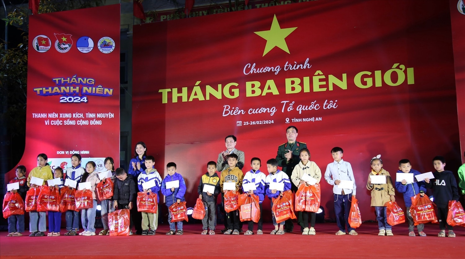 Nhiều quà tặng ý nghĩa thiết thực dành tặng các em học sinh DTTS có hoàn cảnh khó khăn Nhiều quà tặng ý nghĩa thiết thực dành tặng các em học sinh DTTS có hoàn cảnh khó khăn