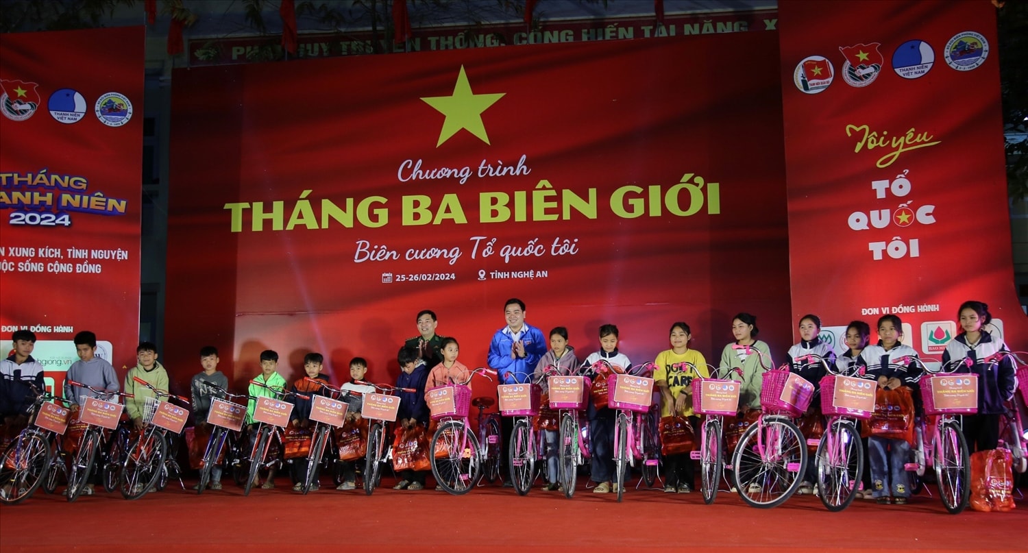 Ban tổ chức trao tặng 20 chiếc xe đạp và 500 áo ấm cho học sinh dân tộc thiểu số có hoàn cảnh khó khăn Ban tổ chức trao tặng 20 chiếc xe đạp và 500 áo ấm cho học sinh dân tộc thiểu số có hoàn cảnh khó khăn