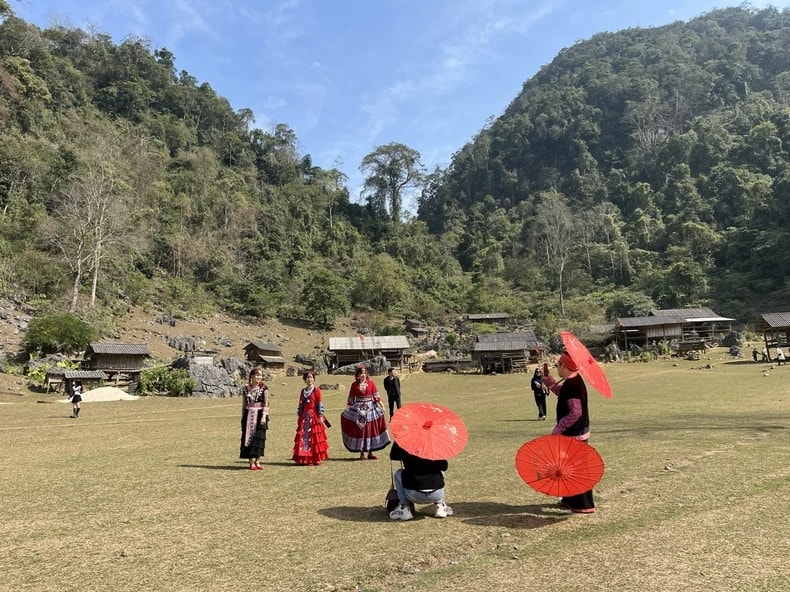Hang Táu - “làng nguyên thủy” 3 không trên cao nguyên Mộc Châu 4