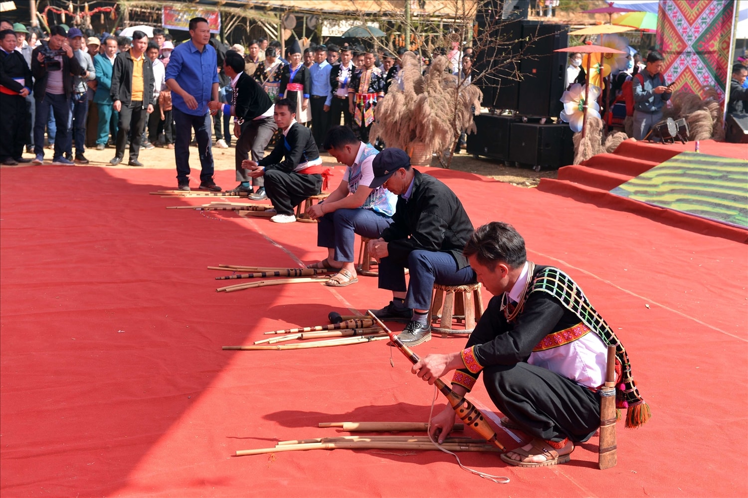  Đại diện các đội thi lắp ráp khèn Mông.