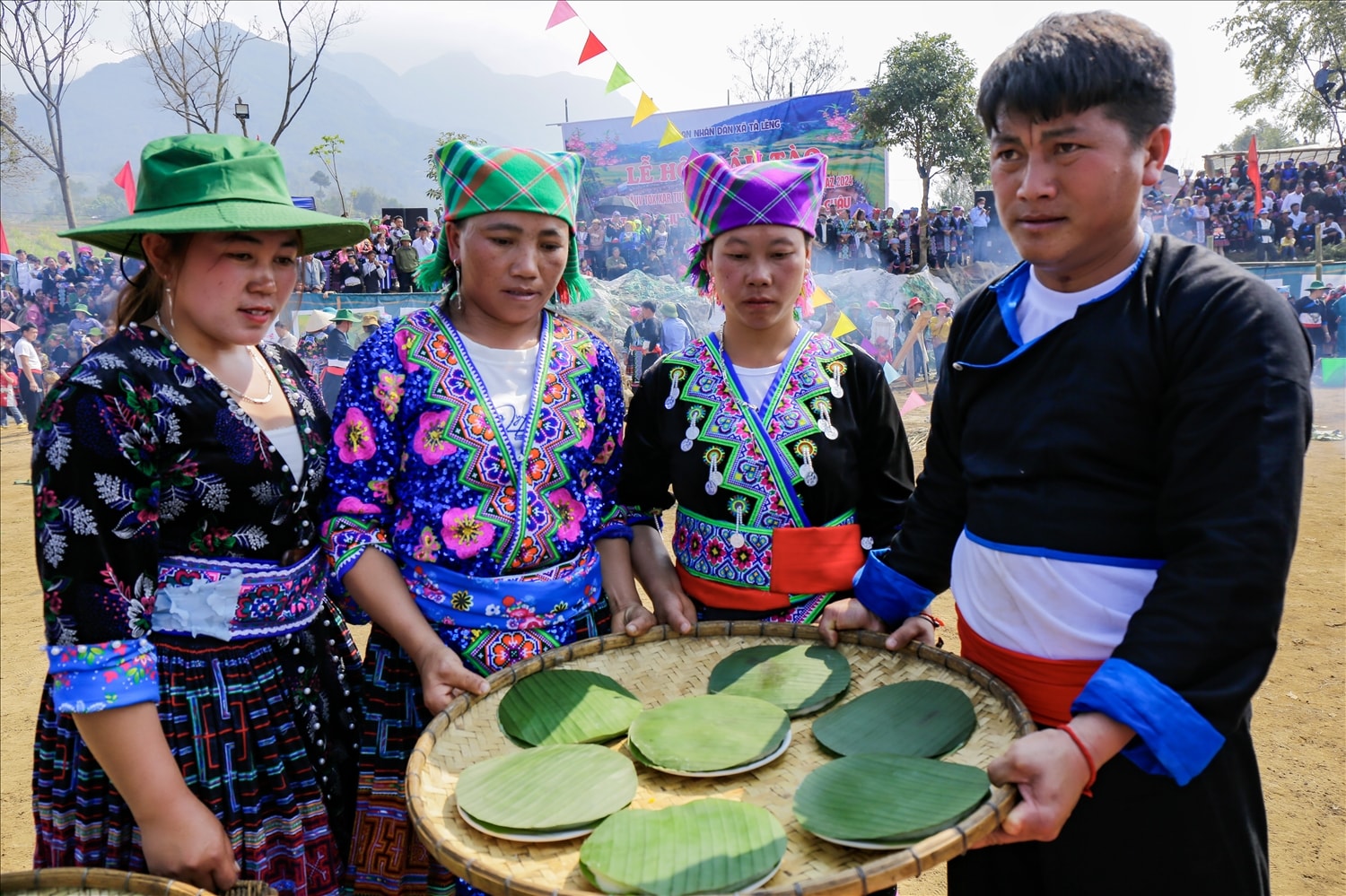 Bánh dày sau khi thi xong là thứ quà mời du khách cùng thưởng thức trong ngày đầu Xuân.