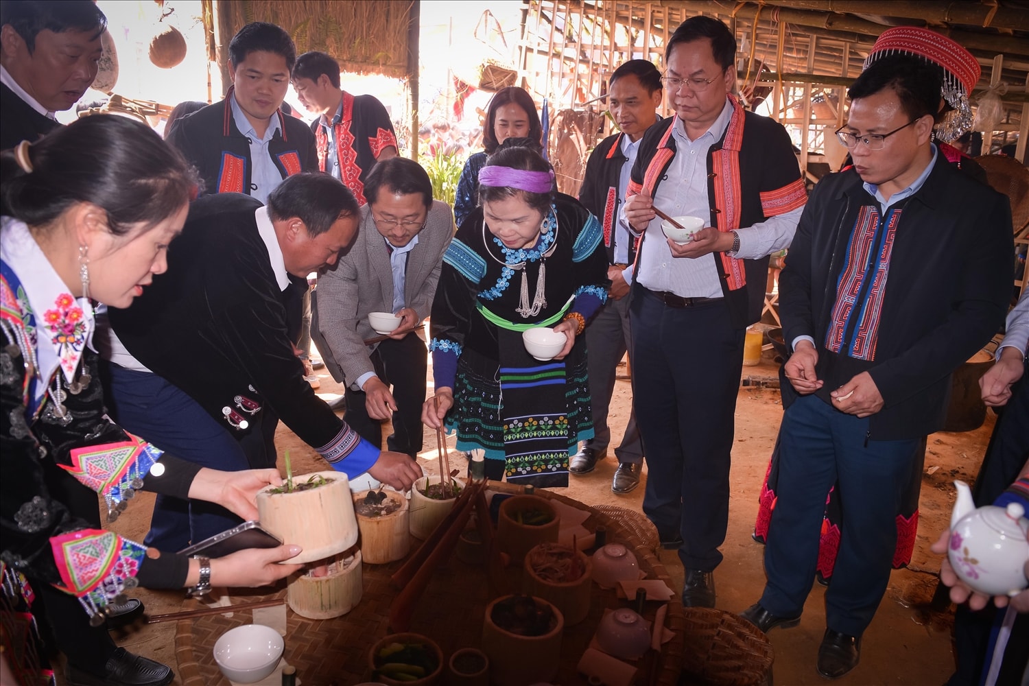  Đại biểu tham quan không gian văn hóa và thưởng thức ẩm thực.