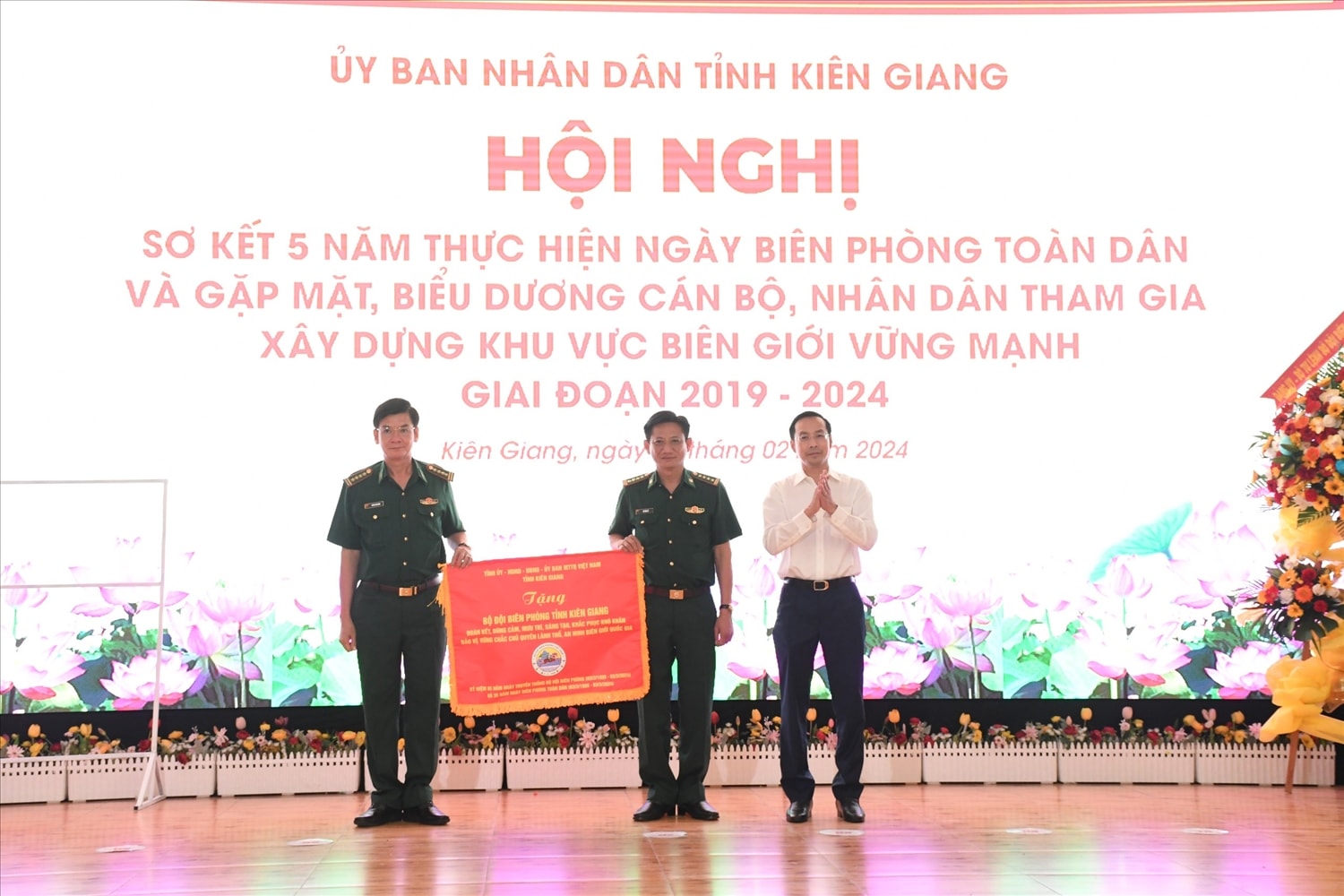 Ông Nguyễn Thanh Nhàn trao tặng bức trướng của Tỉnh ủy-HĐND-UBND-Ủy ban MTTQ Việt Nam tỉnh Kiên Giang đến lãnh đạo Bộ Chỉ huy BĐBP tỉnh Kiên Giang Ông Nguyễn Thanh Nhàn trao tặng bức trướng của Tỉnh ủy-HĐND-UBND-Ủy ban MTTQ Việt Nam tỉnh Kiên Giang đến lãnh đạo Bộ Chỉ huy BĐBP tỉnh Kiên Giang
