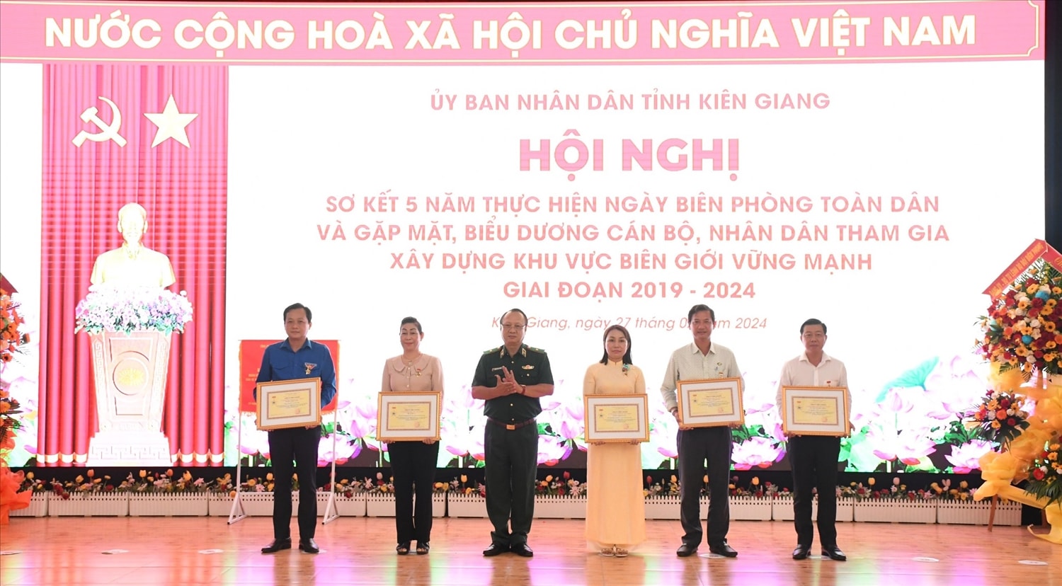 Thiếu tướng Nguyễn Hoài Phương trao tặng Kỷ niệm chương Thiếu tướng Nguyễn Hoài Phương trao tặng Kỷ niệm chương