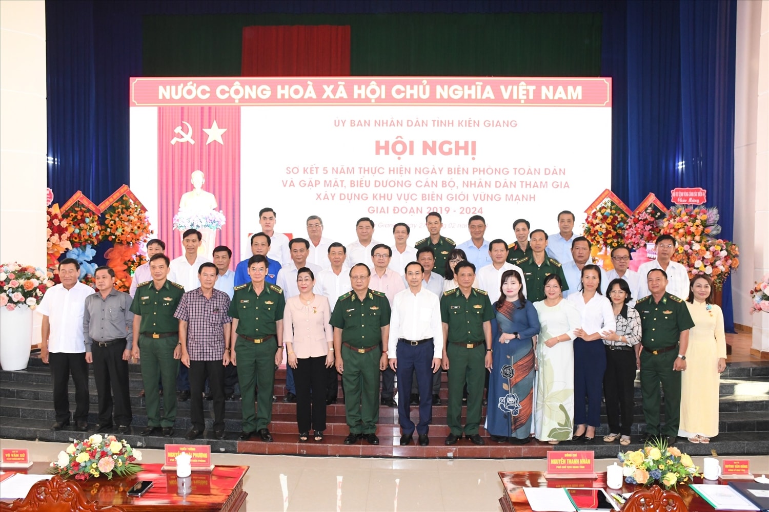 Các đại biểu chụp ảnh lưu niệm cùng lãnh đạo Bộ Chỉ huy BĐBP tỉnh Kiên Giang Các đại biểu chụp ảnh lưu niệm cùng lãnh đạo Bộ Chỉ huy BĐBP tỉnh Kiên Giang