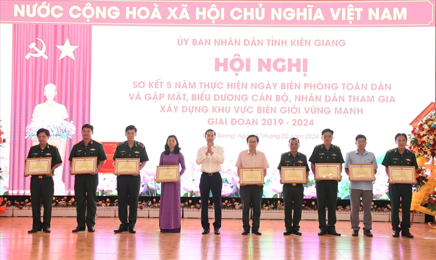 Ông Nguyễn Thanh Nhàn, Phó chủ tịch UBND trao bằng khen của Chủ tỉnh UBND tỉnh Kiên Giang đến các tập thể Ông Nguyễn Thanh Nhàn, Phó chủ tịch UBND trao bằng khen của Chủ tỉnh UBND tỉnh Kiên Giang đến các tập thể